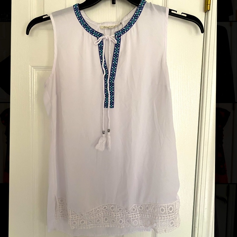 Women’s sleeveless top, white with blue design, size S